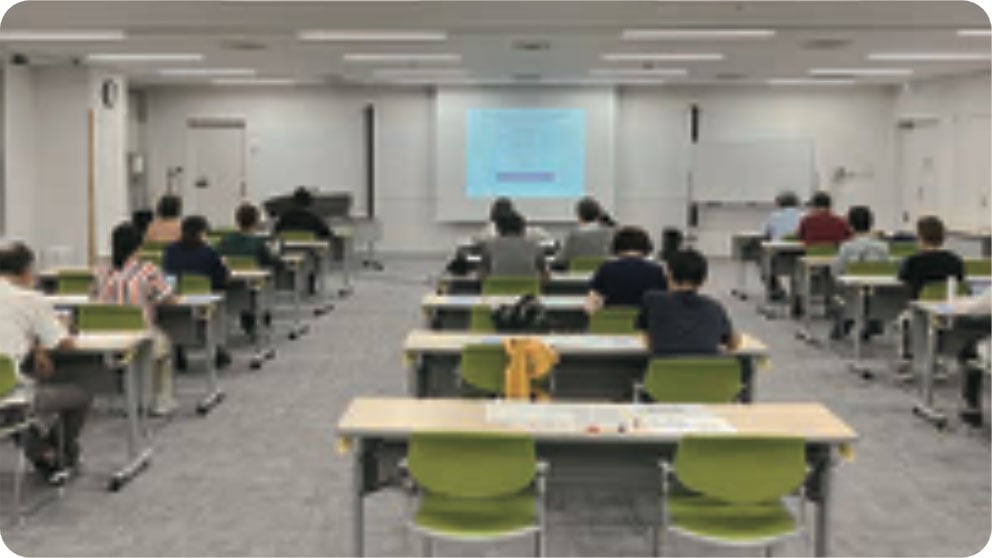 脳の健康度測定会が、会議室で実施されている写真